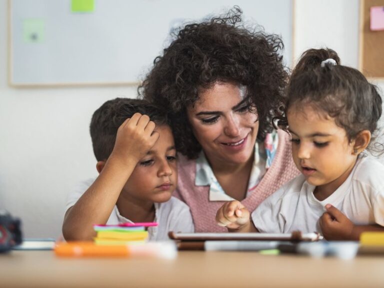 Vers l’infini et au-delà : Les défis de l’éducation à l’ère numérique